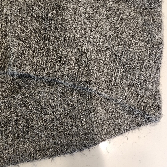 Old Navy Women’s M Medium Go-Recycled Grey Knit Fuzzy Tunic Length Sweater EUC - Picture 6 of 9